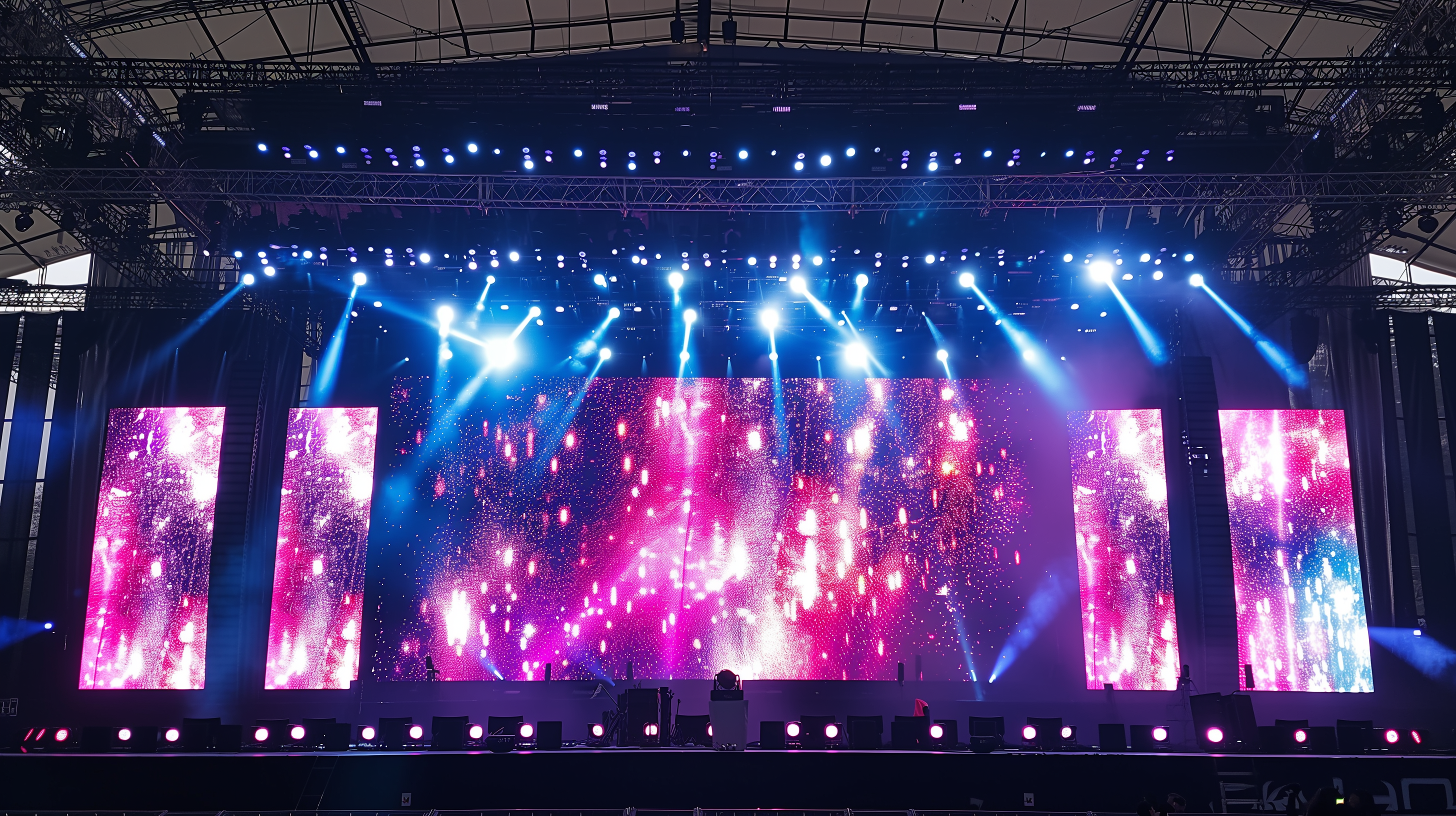 led_wall_standing_on_aconcert_stage_c355dab4-2303-4893-9f86-627dbf5eb354
